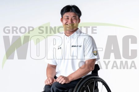 サムネイル：(日本語) 2025_豊田響心_白ポロウェア_プロフィール写真