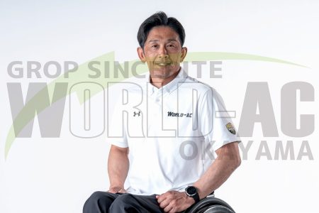 サムネイル：(日本語) 2025_松永仁志_白ポロウェア_プロフィール写真